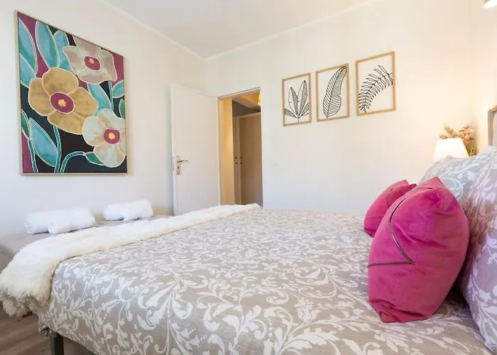 Beachome4U4 / Carcavelos Beach