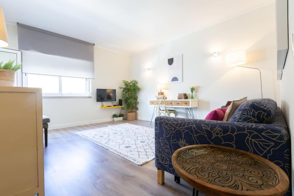 Beachome4u4 / Carcavelos Apartment *